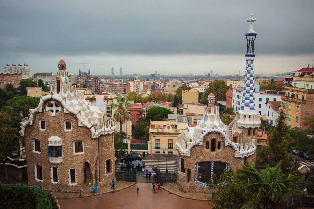 <p><strong>Майнд Хаус,&nbsp;Барселона, Испания</strong></p>

<p>Майнд Хаус е разположена на хълма Ел кармел в град Барселона, Испания. Завършването на тази странно изглеждаща сграда отнема 14 години, като се запова от 1900 г. Тя също е включена в списъка на световното културно наследство, проектирана в началото на 20 век. Комплексът всъщност съдържа 60 различни къщи, параклиси и парк със зашеметяващ фонтан в центъра. Невероятните статуи в различните ъгли на Къщите на ума също правят този обект по-привлекателен.</p>