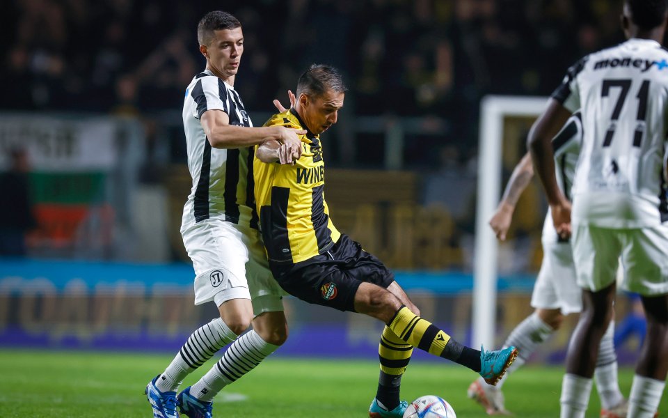 Ботев Пловдив и Локомотив Пловдив играят при резултат 0:0 на