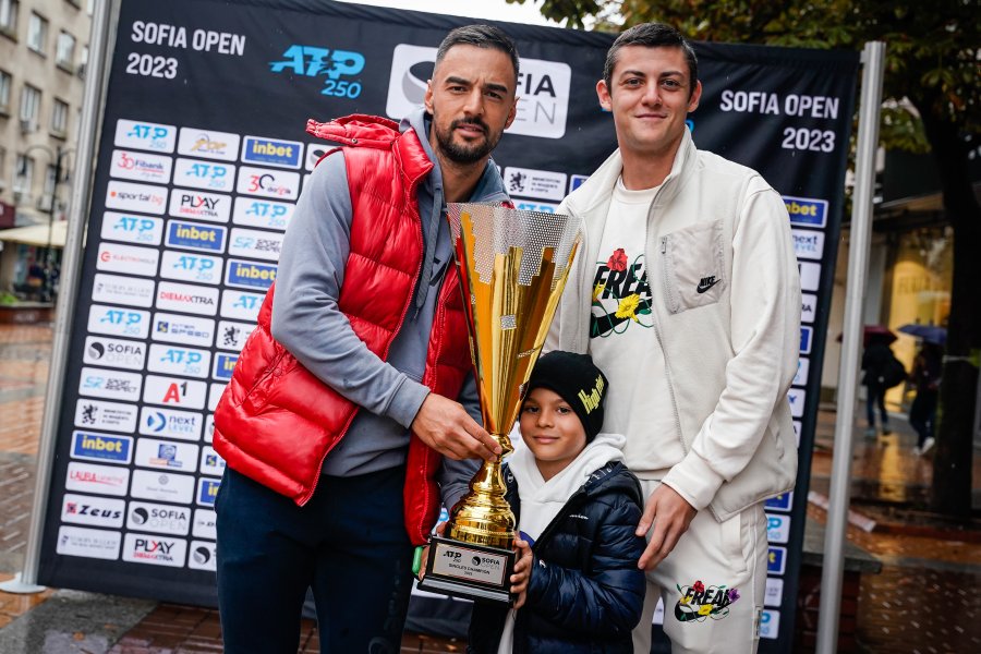 Тенис фенове се докоснаха до трофея от София Оупън1