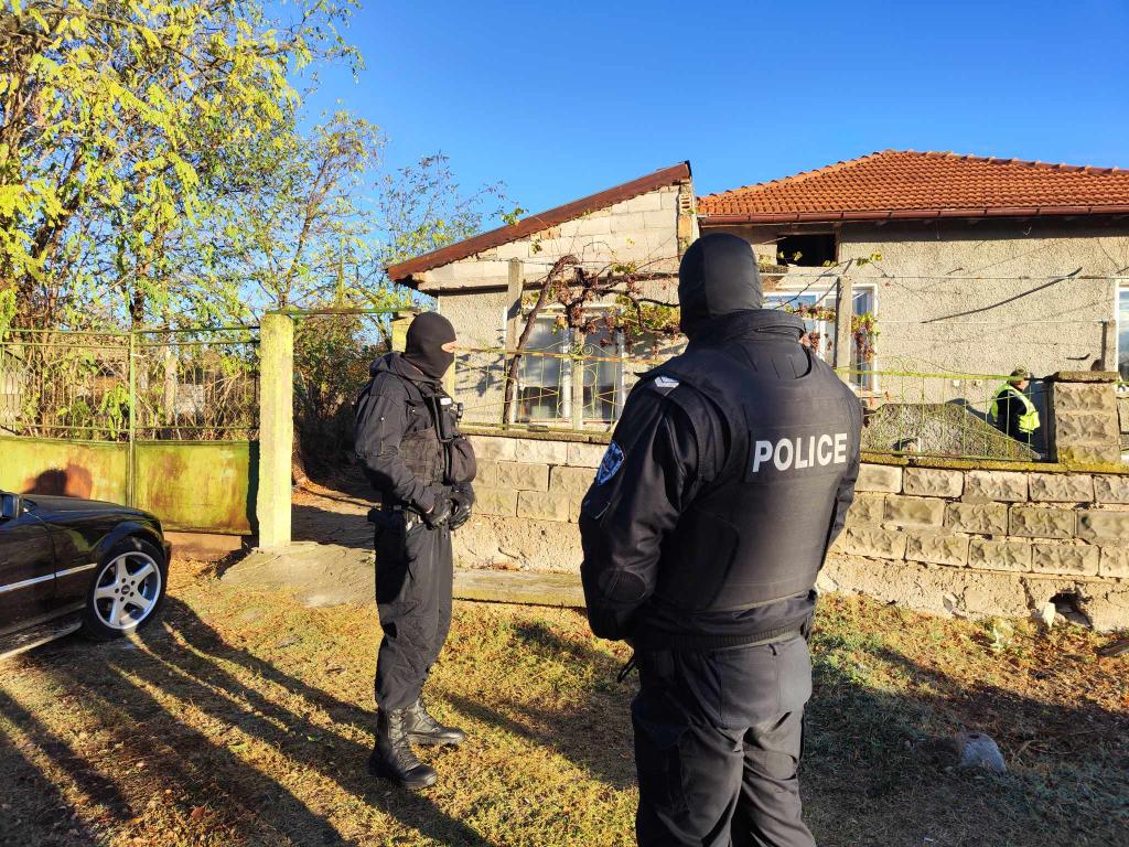 Полицаи иззеха над 37 000 лева и над 2000 евро