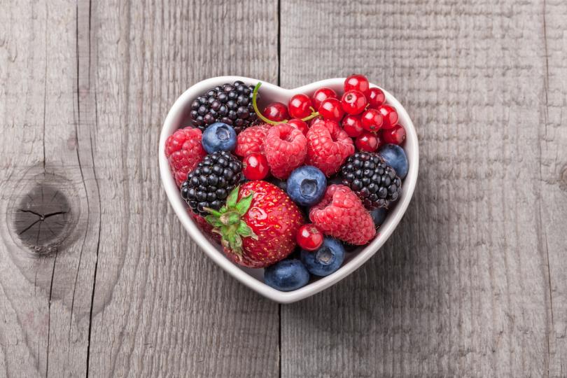 <p>1. Горски плодове</p>

<p>Нека да започнем нашия списък със сладко лакомство - горски плодове. Независимо дали става въпрос за боровинки, ягоди, малини или къпини, тези малки плодчета&nbsp;са невероятно богати на хранителни вещества. Те са пълни с антиоксиданти, витамини (особено витамин С) и фибри, като същевременно са с относително ниско съдържание на калории.</p>
