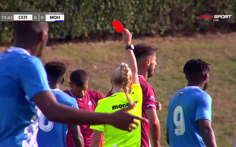 Четвърт час преди края Септември остана с 10 души, следа като