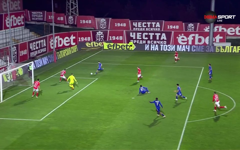 Левски удари втора греда в мача срещу ЦСКА 1948. След