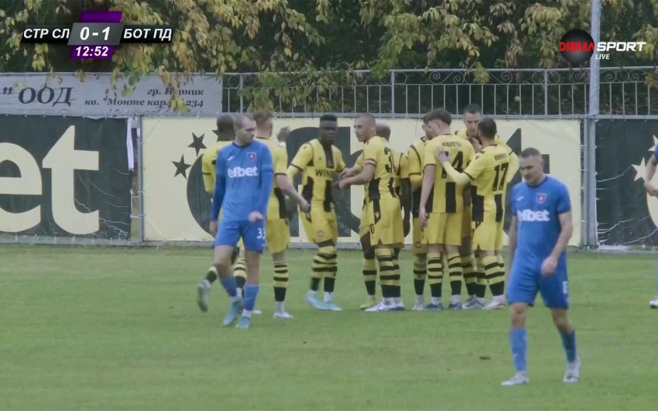 В 13-а минута Ботев организира първата си добра атака, като