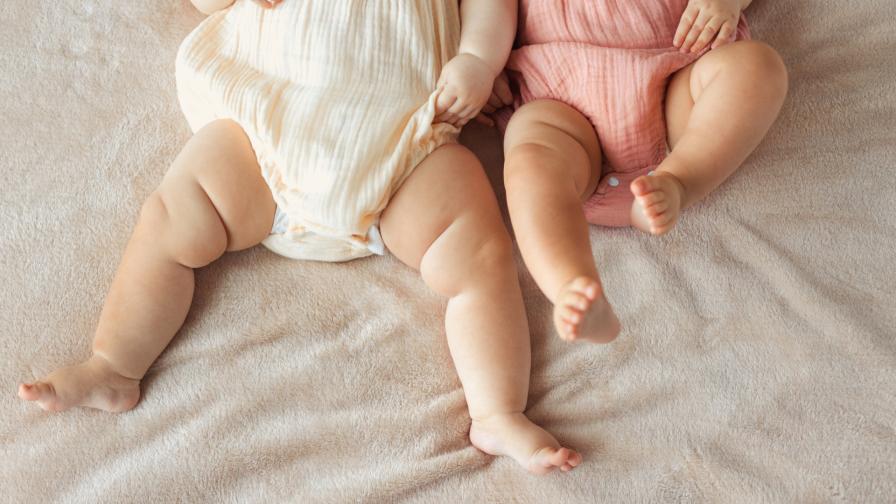 близнаци бебета крачета крака
