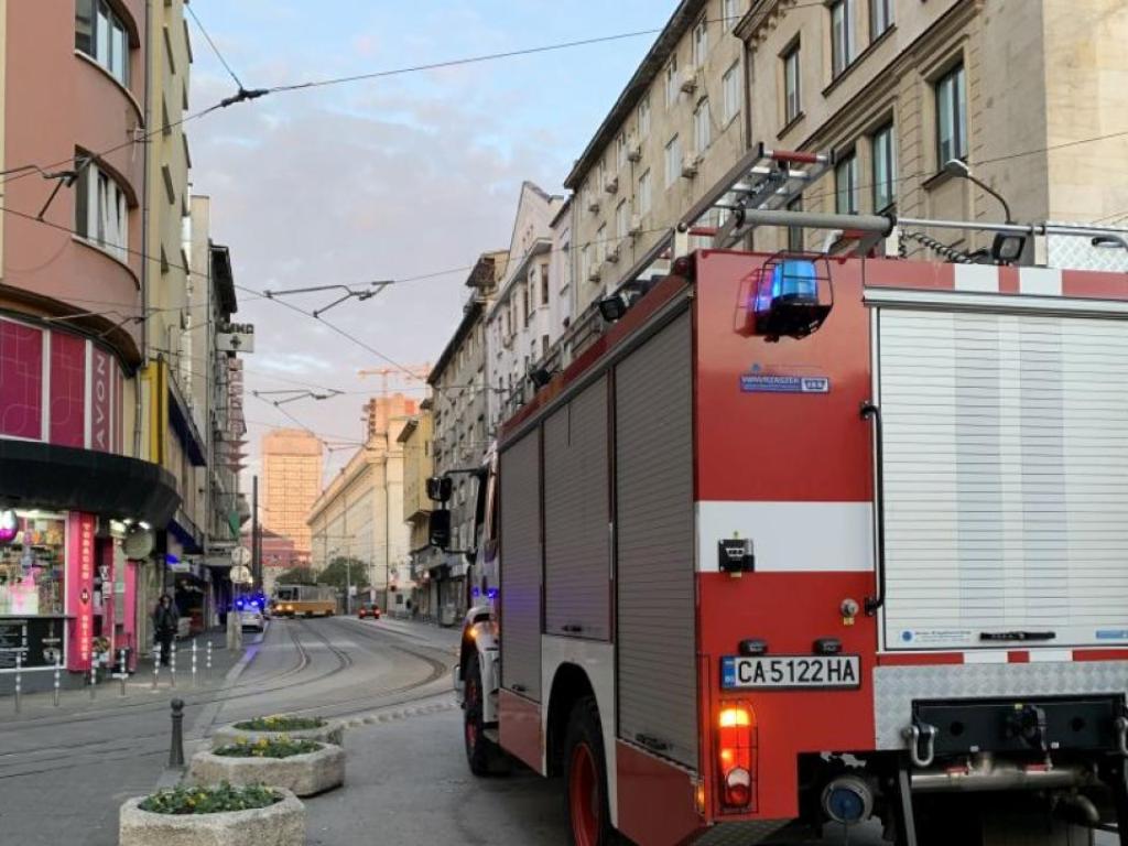 Пожар в магазин за дрехи на столичната улица Алабин вдигна