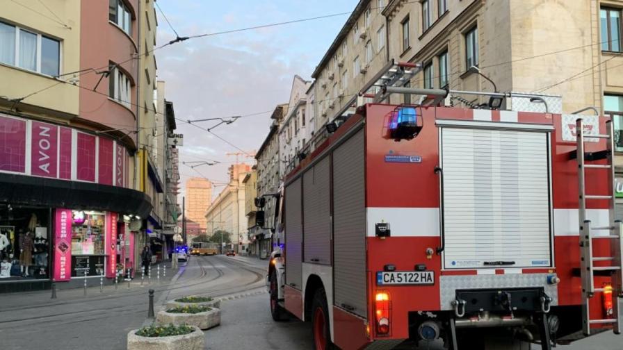 Пожар горя в магазин за дрехи в центъра на София