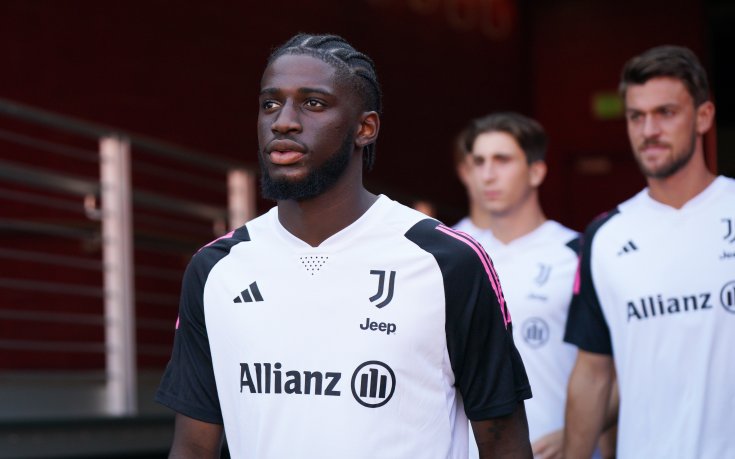 Тотнъм се огледа в младежки национал на Англия от Ювентус