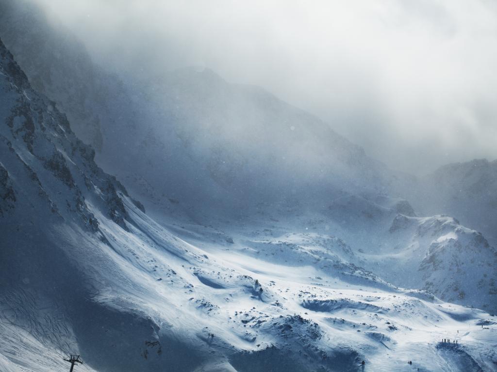 Висока е лавинната опасност в планините съобщиха от Планинската спасителна
