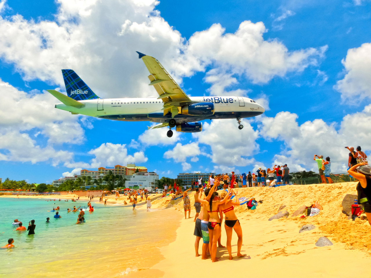 <p><strong>Международно летище Princess Juliana, St. Maarten</strong>- Maho Beach е известен с това, че е буквално на няколко крачки от пистата на международното летище Princess Juliana, като самолетите летят много ниско над туристите, за да докоснат възможно най-близо началото на писта 10. Поради късата дължина на пистата, самолетите при последния си подход трябва да летят над плажа на минимална надморска височина и&nbsp;е известно, че пилотите се дезориентират&nbsp;по отношение на възприеманата от тях височина, когато работят по правилата за визуални полети, тъй като подходът към пистата е над вода. През 2017 г.&nbsp;жена беше убита от взрив на реактивен самолет там.</p>