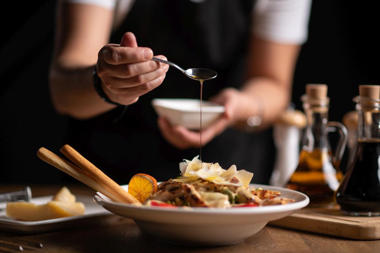 <p><strong>Те вечерят рано и постят през нощта</strong></p>

<p>Повечето дълголетници ядат последното си хранене преди залез и постят 13&ndash;14 часа. Тази практика стабилизира инсулина, насърчава метаболизма на мазнините и дава време на тялото да се възстанови.</p>