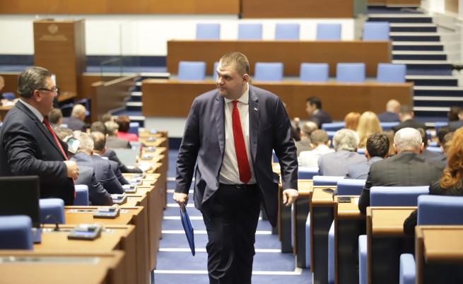 Пеевски с остри критики към Денков: Онлайн премиер, вместо отговорна изпълнителна власт