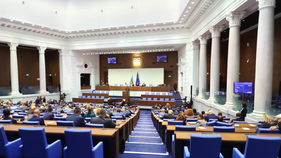 Депутатите правят втори опит за гласуване на бюджетите на НЗОК и ДОО