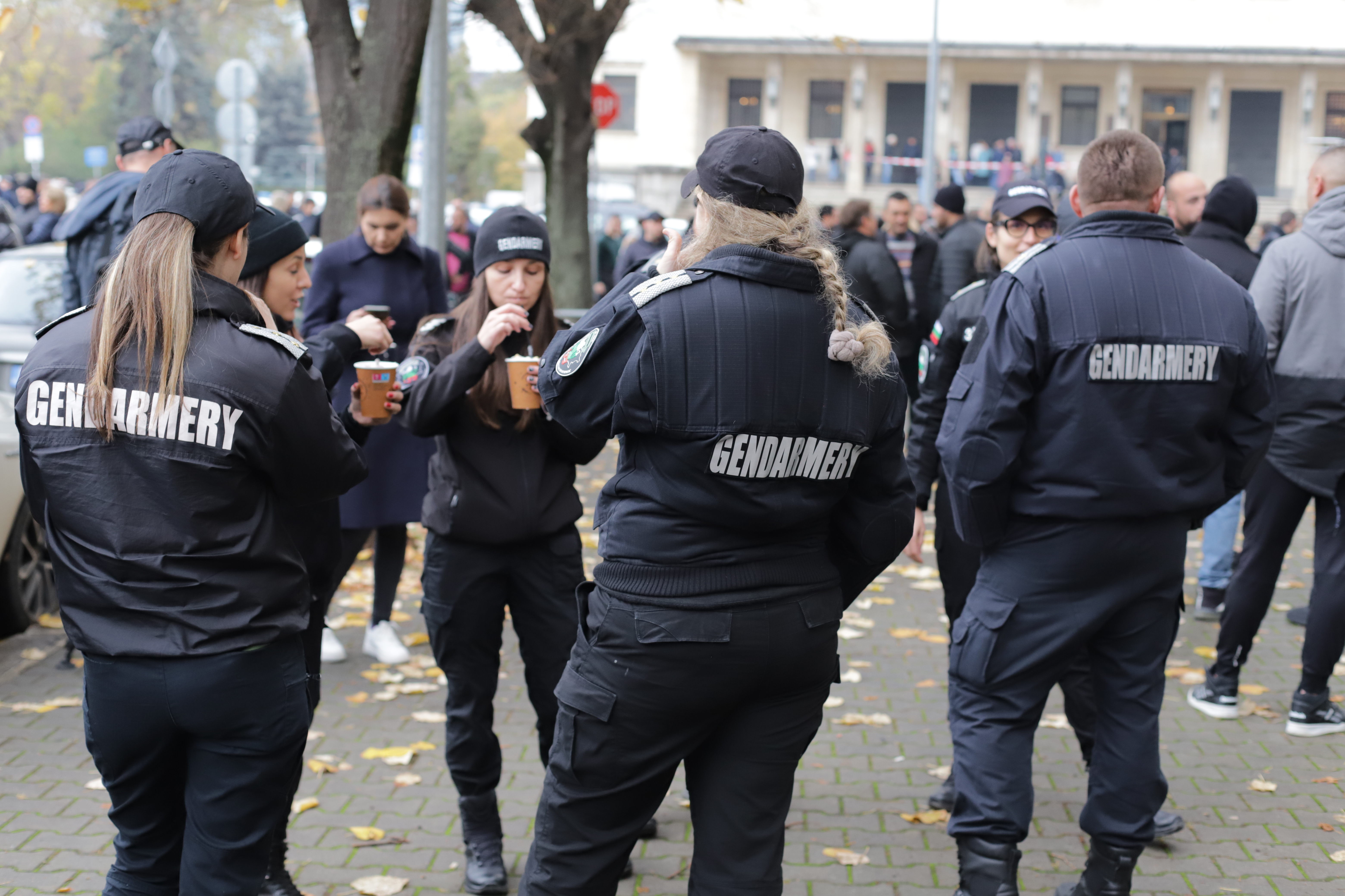 <p>Вместо за обяд, служители на полицията излязоха на протест в знак на съпричастност към пострадалите полицаи по време на сблъсъка с футболни агитки в София преди седмица</p>