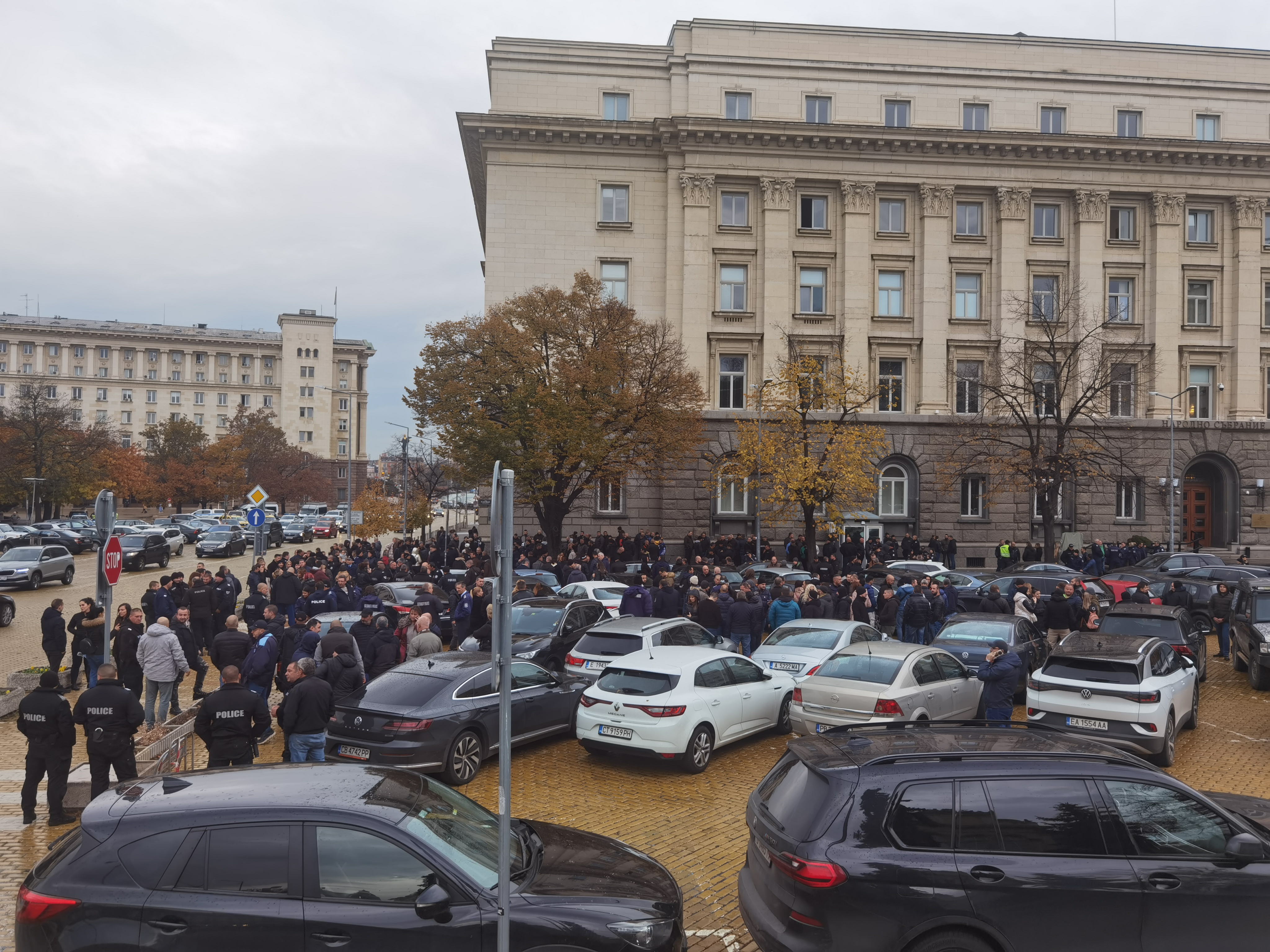 <p>Вместо за обяд, служители на полицията излязоха на протест в знак на съпричастност към пострадалите полицаи по време на сблъсъка с футболни агитки в София преди седмица</p>