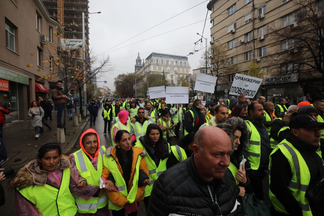 Фермери и животновъди от цялата страна излязоха на протест с искане за оставка на земеделския министър Кирил Вътев.