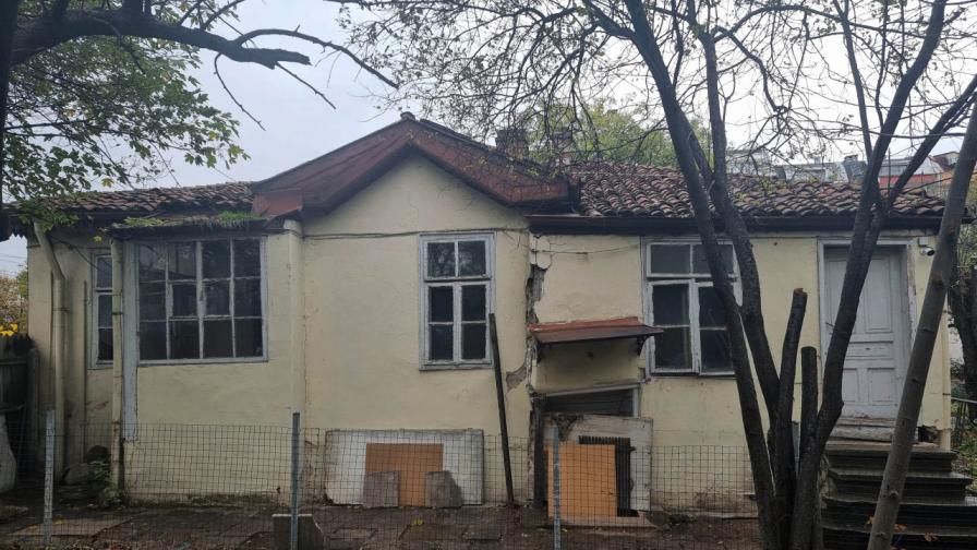 <p>Къщата на Петър Дънов се руши (СНИМКИ)</p>