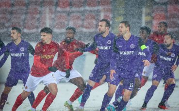 ЦСКА и Етър изиграха едно полувреме под снега в София