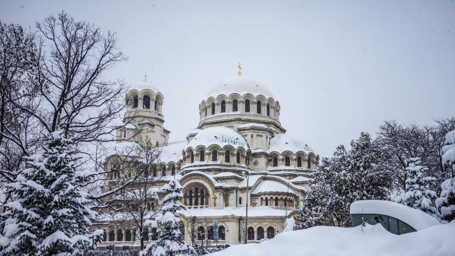 <p>Близо 35 см сняг&nbsp;в София, има над 1000 сигнала за паднали клони и дървета</p>