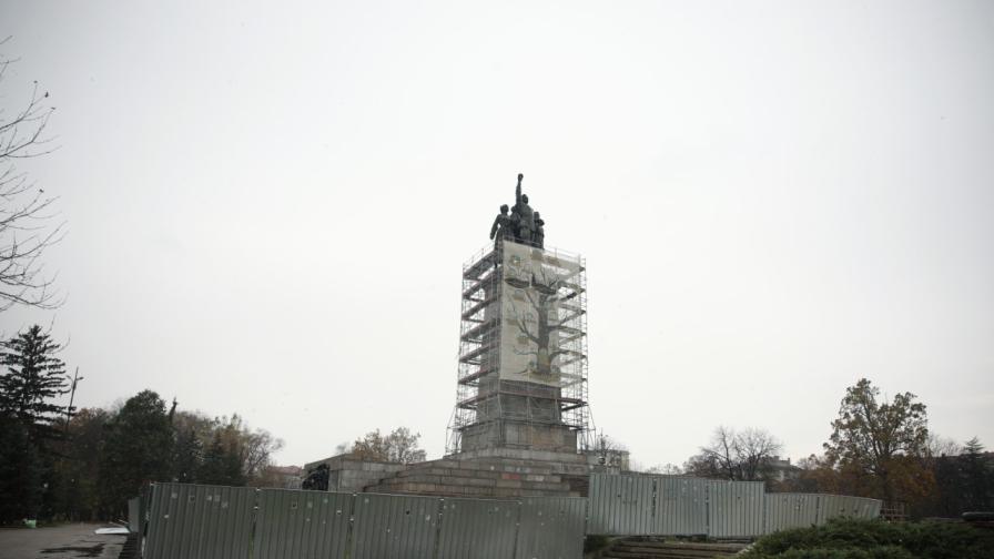 Оградата пред Паметника на Съветската армия в центъра на София е паднала.