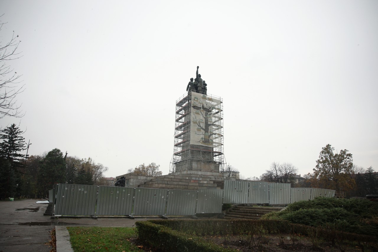 <p>Оградата пред Паметника на Съветската армия в центъра на София е паднала.</p>