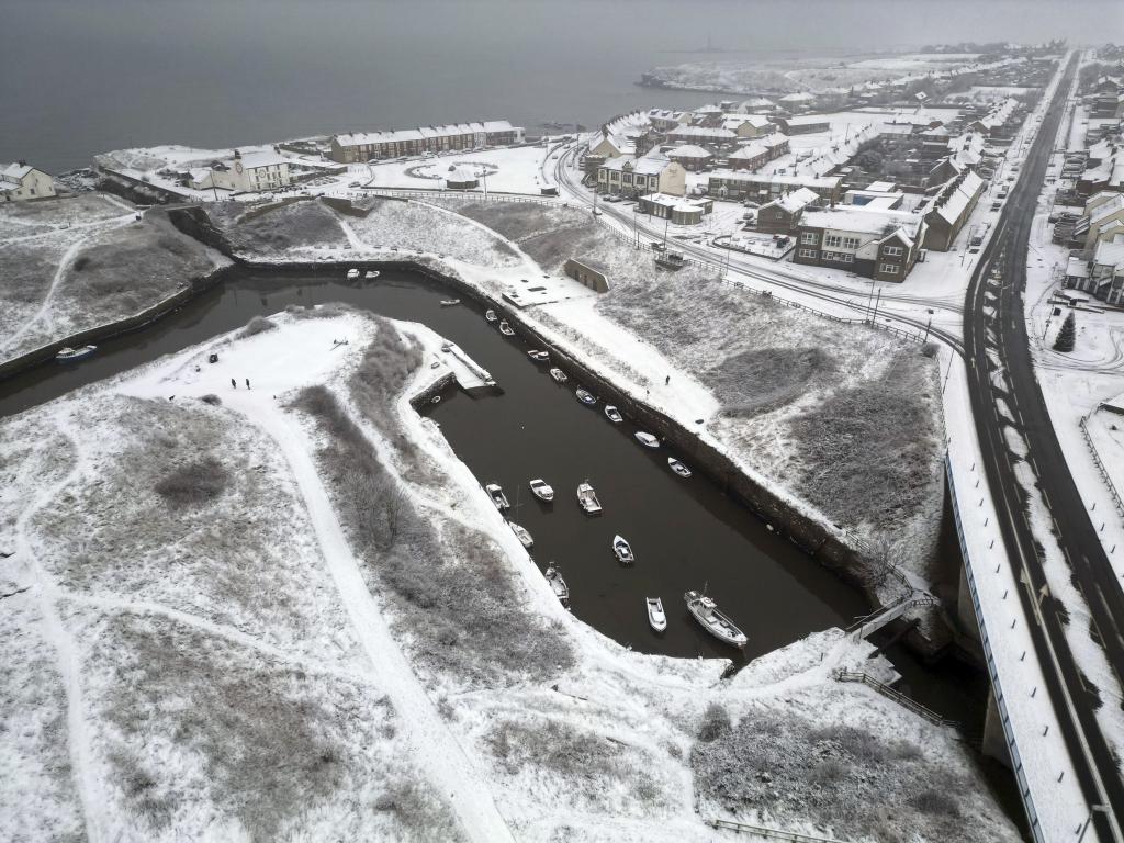 Силен снеговалеж в Северна Англия принуди шофьорите да потърсят подслон