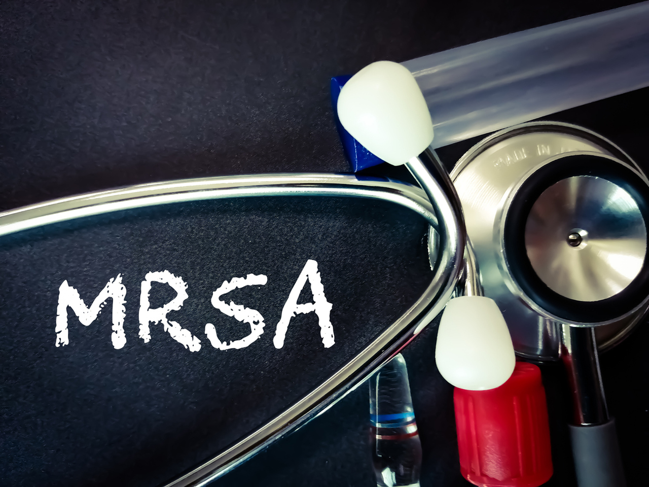 <p><strong>MRSA&nbsp;</strong>&ndash; Бактериите, устойчиви на метицилин Staphylococcus aureus (MRSA), причиняват инфекции в различни области на тялото.&nbsp;Фатално е, когато инфекциите доведат до сепсис или септичен шок. Тя може да причини кожни инфекции, включително циреи и рани, в допълнение към по-сериозни инфекции, включващи кръвния поток и белите дробове. MRSA се разпространява чрез директен контакт с инфекцията и може да се предава между животни и хора.&nbsp;Често се развива на места, където хората са с отслабена имунна система, като болница или старчески дом.</p>