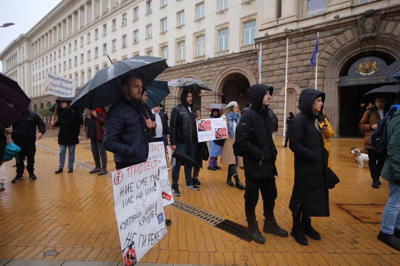 <p>Под наслов &quot;Народ без култура е народ без бъдеще!&quot; културни дейци от София и страната протестираха пред сградата на Министерството на културата с искания за законови промени, които да гарантират увеличение на бюджета за култура.</p>