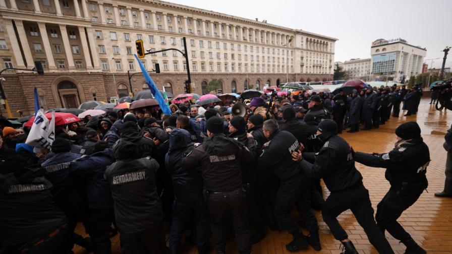 Напрежение между полиция и протестиращи: Денков, слез!