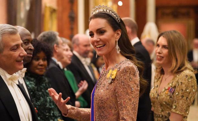 Красива в розово: Кейт Мидълтън сложи тиарата на принцеса Даяна за дипломатически прием