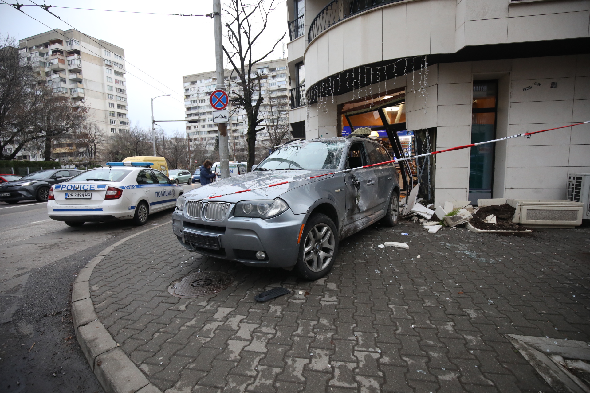 <p>Кола се вряза в магазин в София. Инцидентът е станал на кръстовището на улиците &bdquo;Дойран&rdquo; и &bdquo;Нишава&rdquo;.</p>