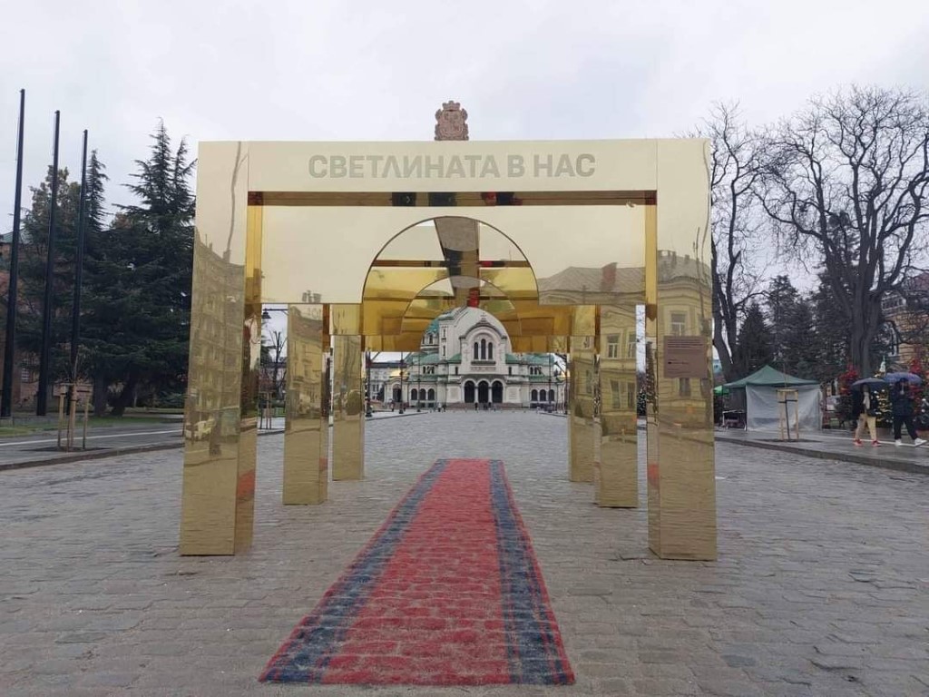 Столична община ще премахне арката пред храм Св.Александър Невски“. Тя