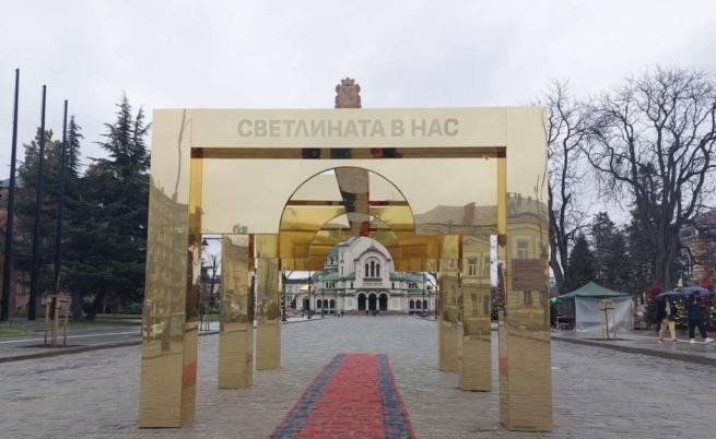 Столична община маха арката пред храм „Св.Александър Невски“