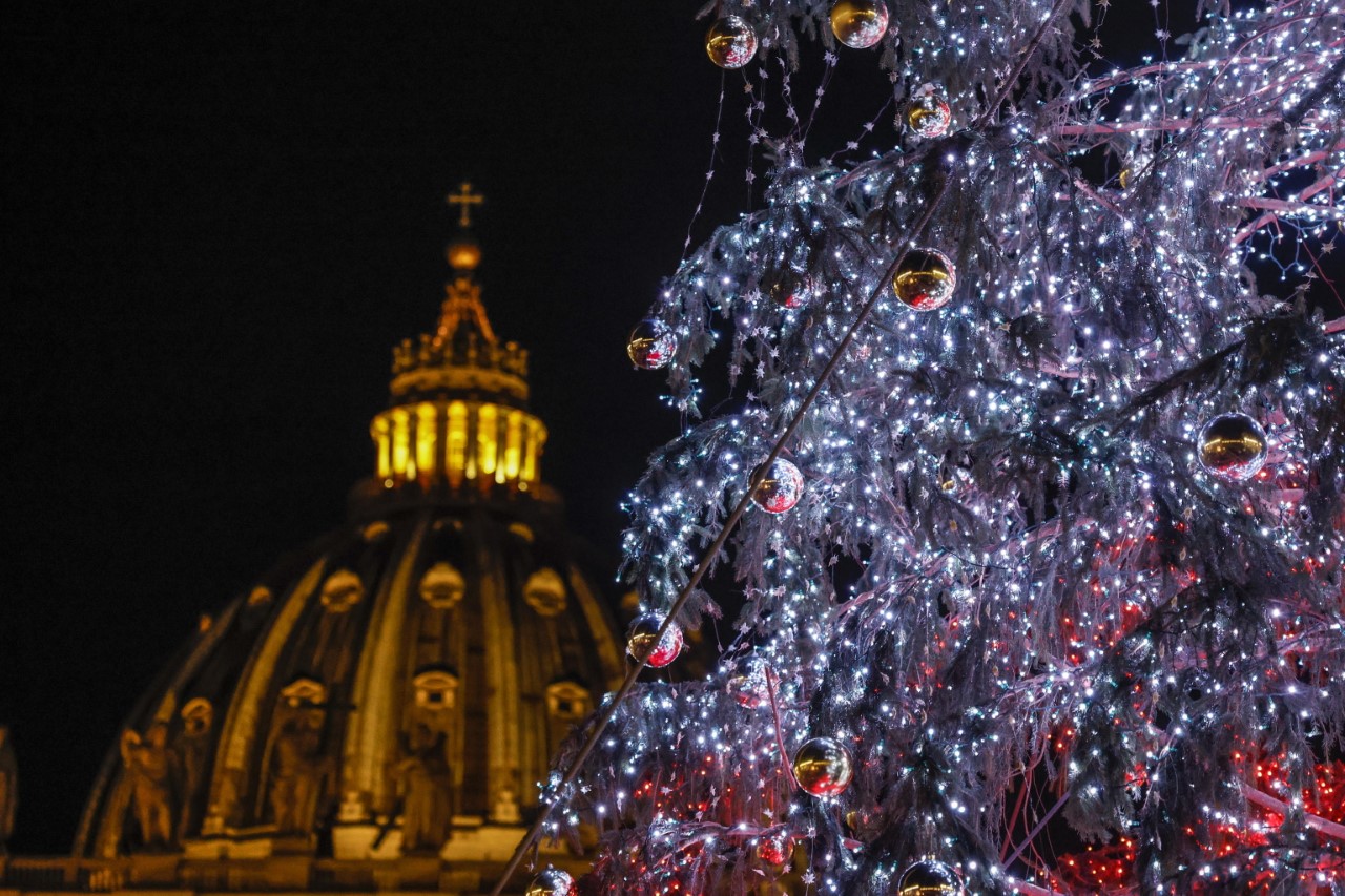 <p>Запалиха светлините на голямото коледно дърво на площад &quot;Свети Петър&quot; във Ватикана.</p>