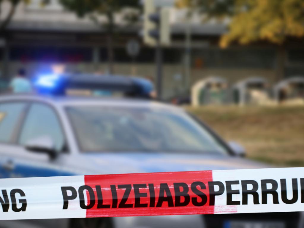 Швейцарската полиция издирва въоръжен мъж, който уби двама души и