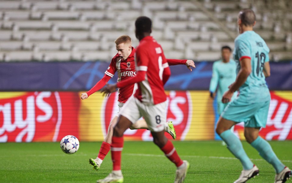 Антверп и Барселона играят при 1:0 в последен мач от