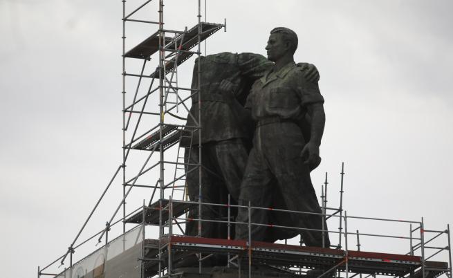 Ново развитие по казуса с Паметника на Съветската армия, спират демонтажа (ОБЗОР)