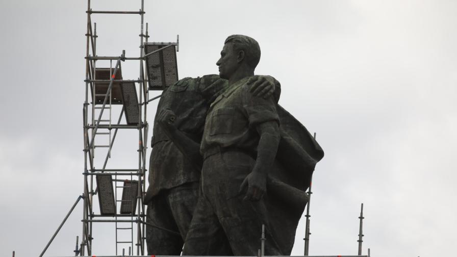 Демонтажът на Паметника на съветската армия продължава под засилена полицейска охрана.