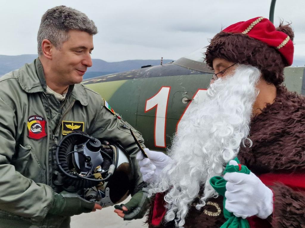 Дядо Коледа зарадва десетки деца след като кацна с военен