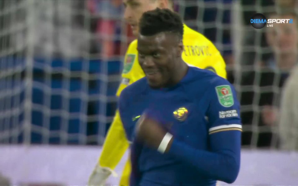 След четвърт час игра пък се случи огромно неразбирателство в