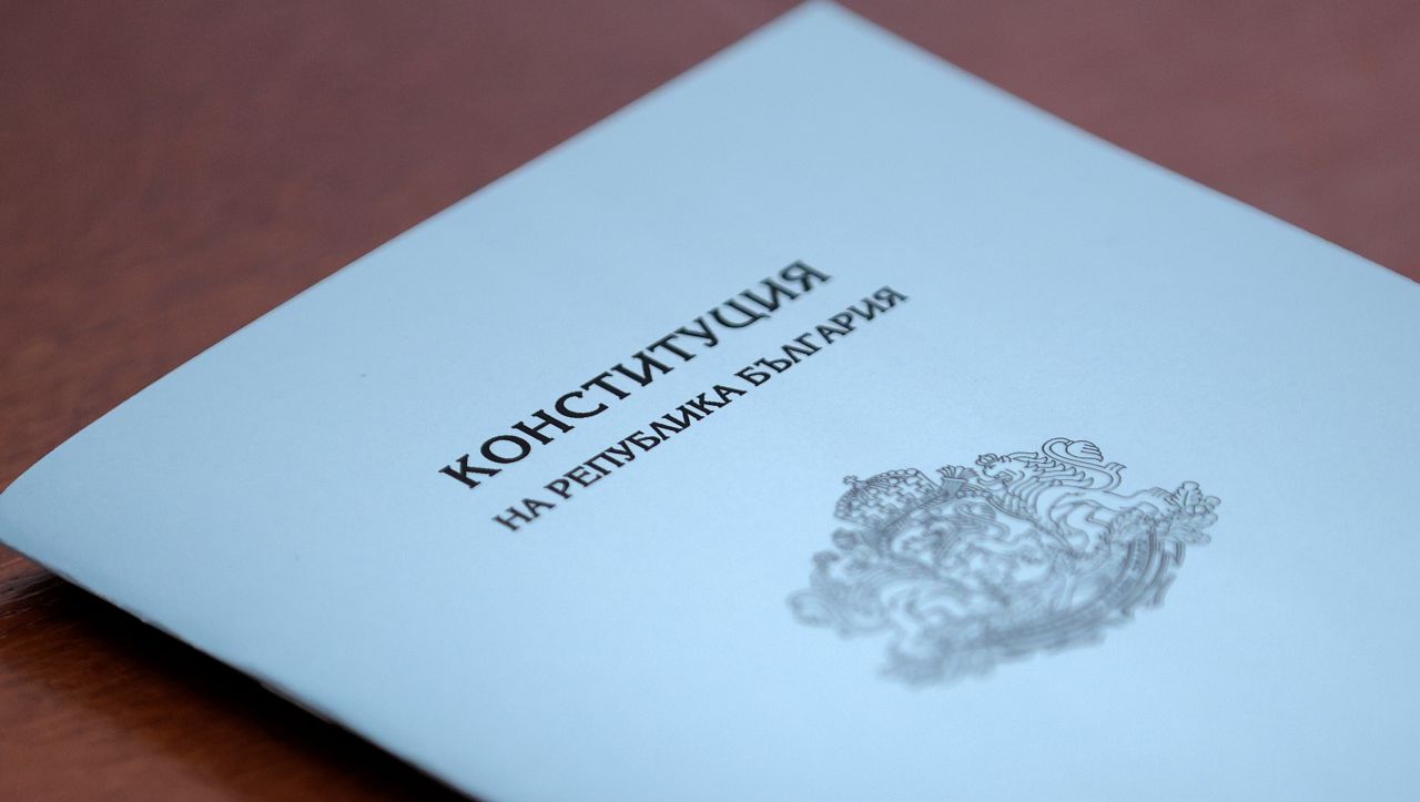 Министър-председателят Росен Желязков излезе с извънредно изявление пред журналисти в НС. Министър-председателят обяви, че правителството подава оставка. "Уведомявам ви, че правителството подава оставка", каза премиерът Росен Желязков