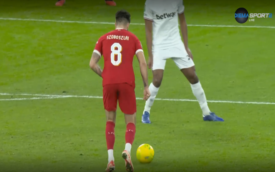 Доминик Собослай продължава с красивите изпълнения, като през първото полувреме на