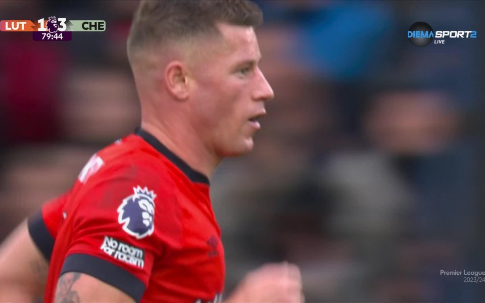 При изпълнение на корнер в края на двубоя между Лутън