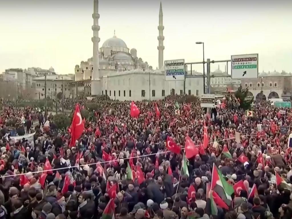 Хиляди хора се събраха в джамиите на турския мегаполис Истанбул