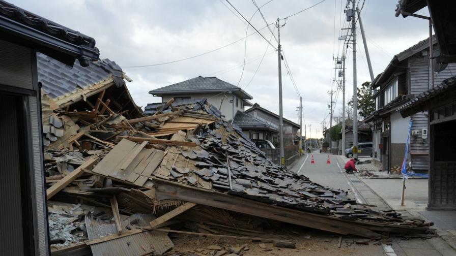 Критични часове за Япония след мощното земетресение