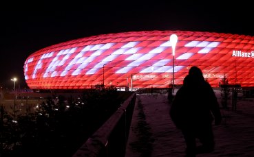 Стадионът на Байерн Мюнхен Алианц Арена беше осветен тази