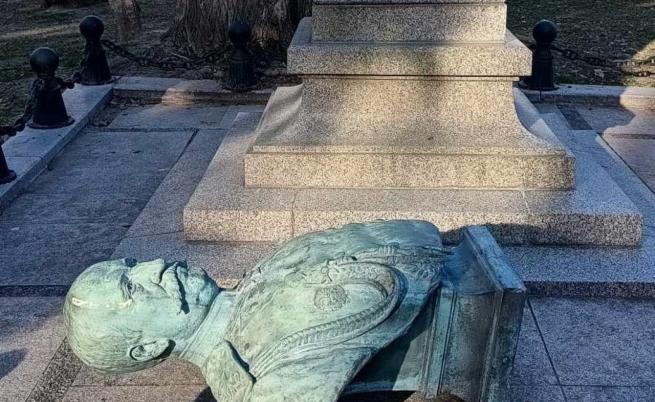 Вандали изтръгнаха фигурата на граф Игнатиев от паметника във Варна