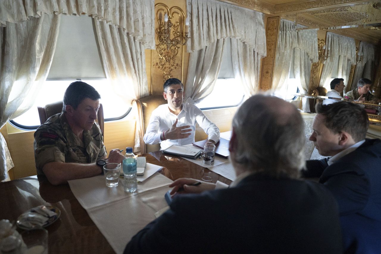 <p>Британският министър-председател Риши Сунак на посещение в Украйна и среща с президента Володимир Зеленски след обявяването на голям нов пакет от &pound;2,5 милиарда военна помощ през следващата година</p>