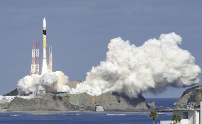 Япония изстреля сателит, за да следи за севернокорейски ракети