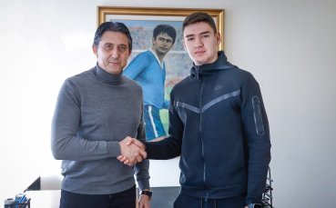 Вратарят Иван Андонов официално подписа нов договор с Левски до